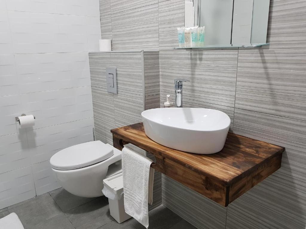 Airport Guest House Or Yehuda Экстерьер фото