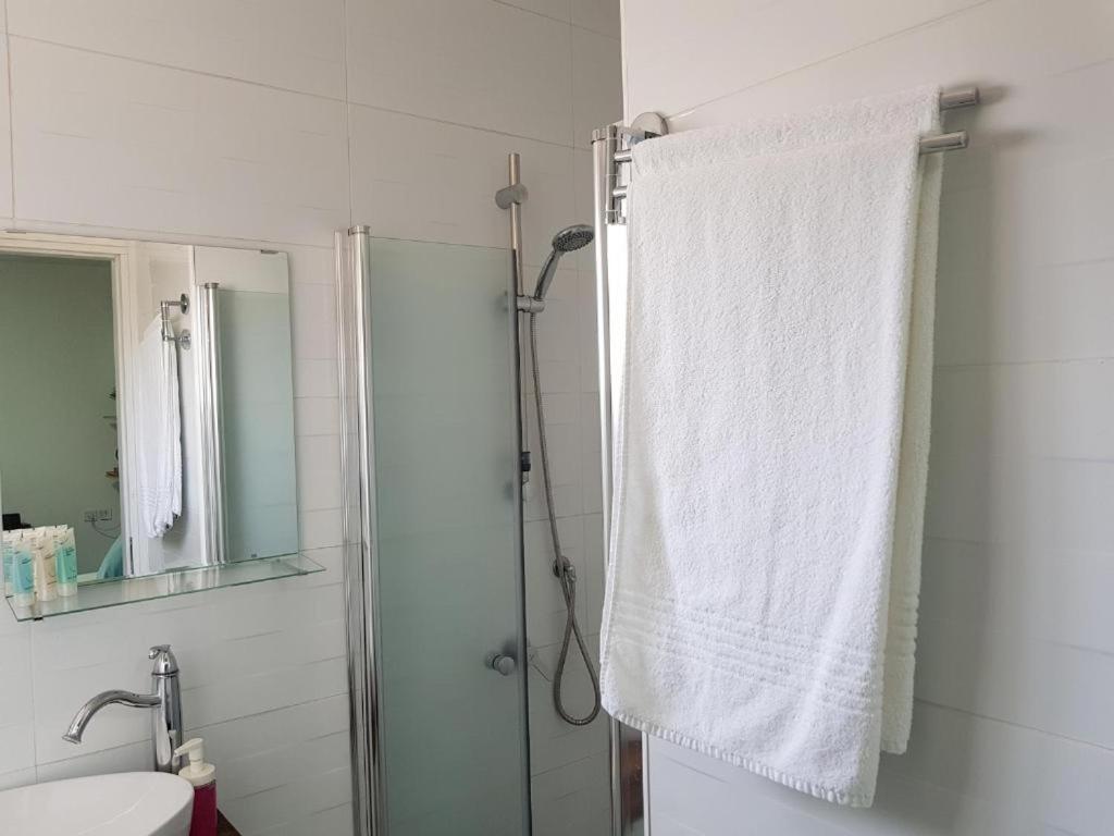 Airport Guest House Or Yehuda Экстерьер фото