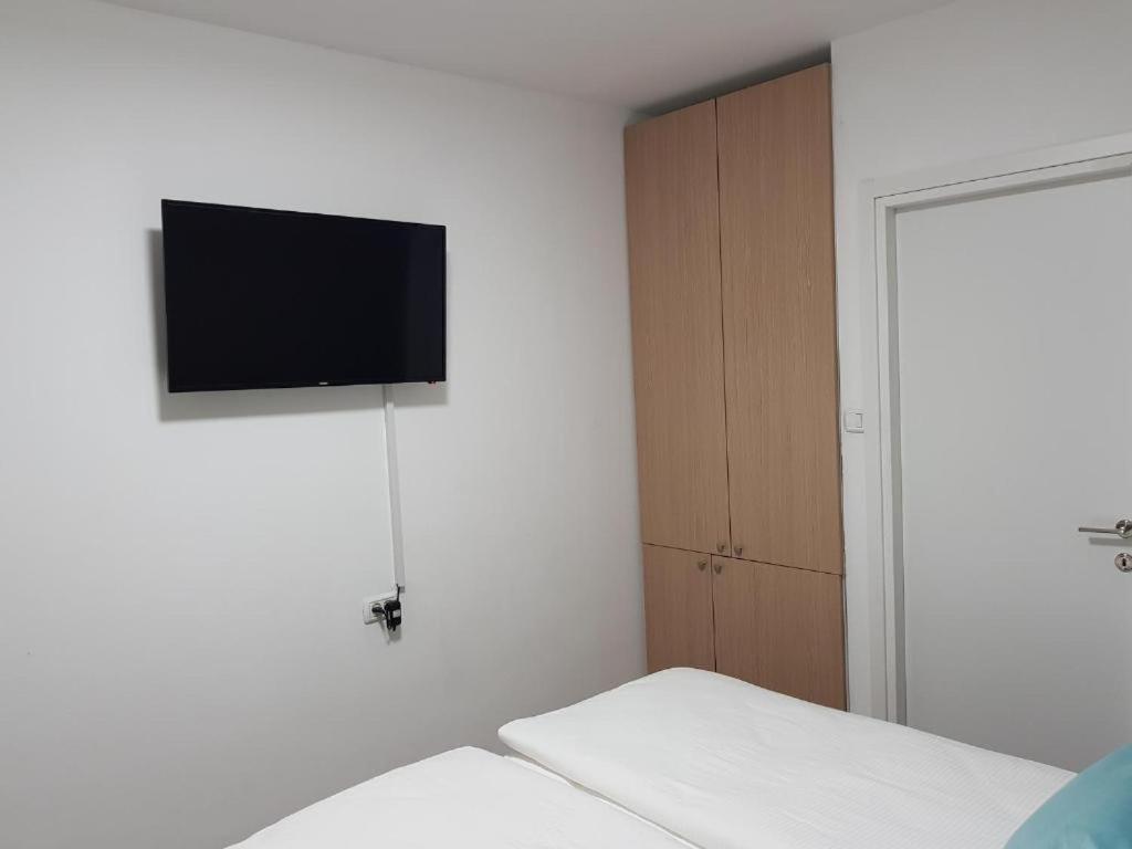 Airport Guest House Or Yehuda Экстерьер фото